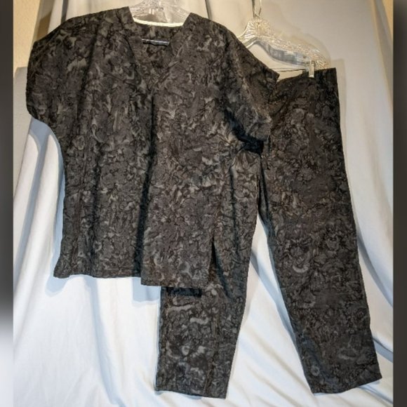 Cotton Scrubs & Co Black Batik Scrub Set (top & pant) in size 2XL, EUC! - Picture 2 of 15